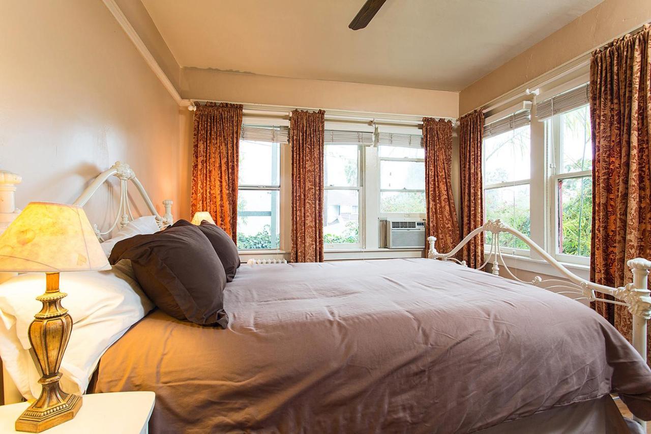 Hollywood Hills Suites Apartment *