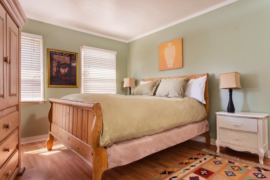 Hollywood Hills Suites Apartment