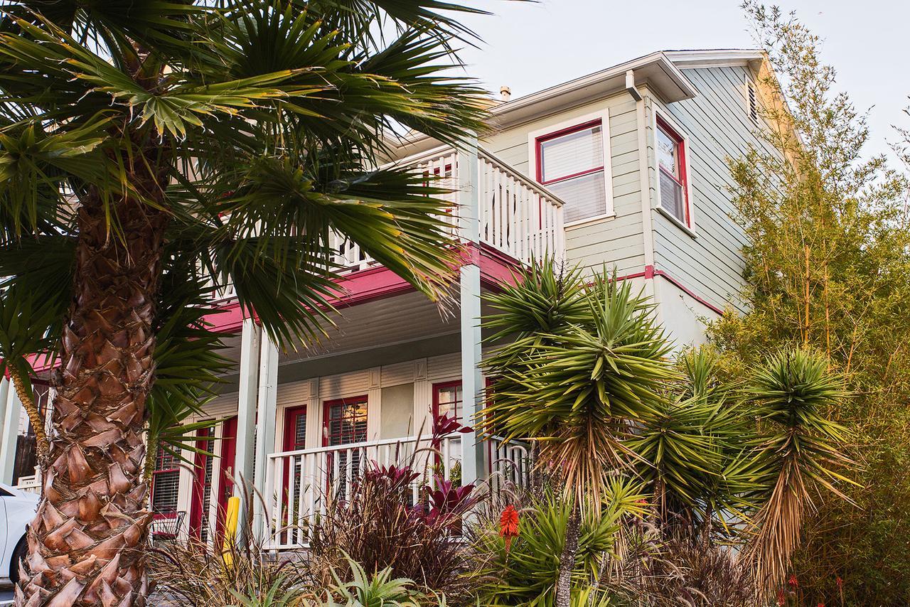 Hollywood Hills Suites *